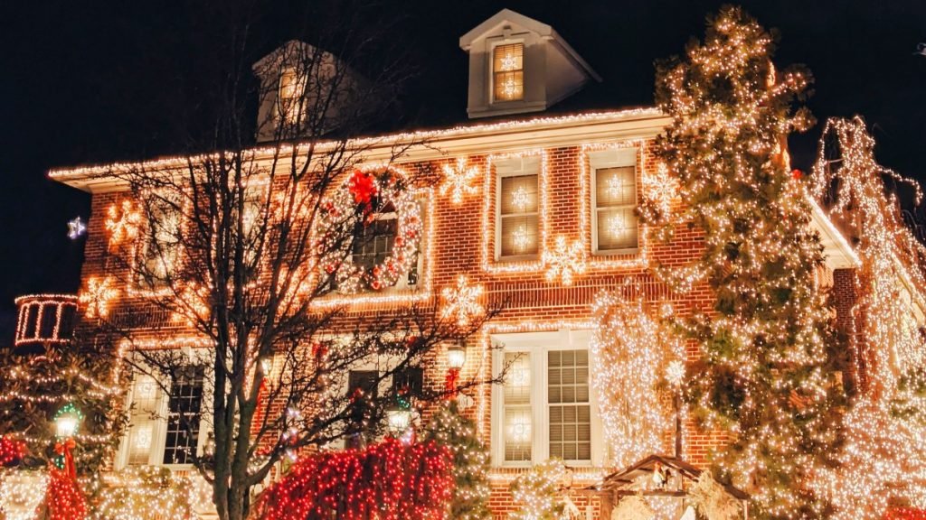 Are Christmas Lights a Waste of Electricity? SustainabilityNook