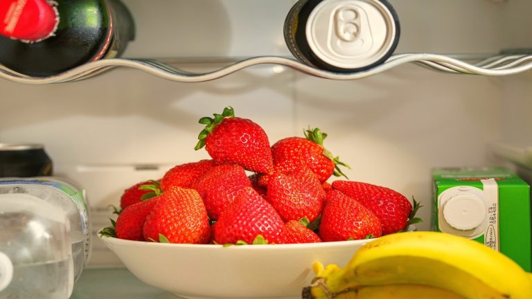 How to Stop Your Fridge From Stinking Using Baking Soda