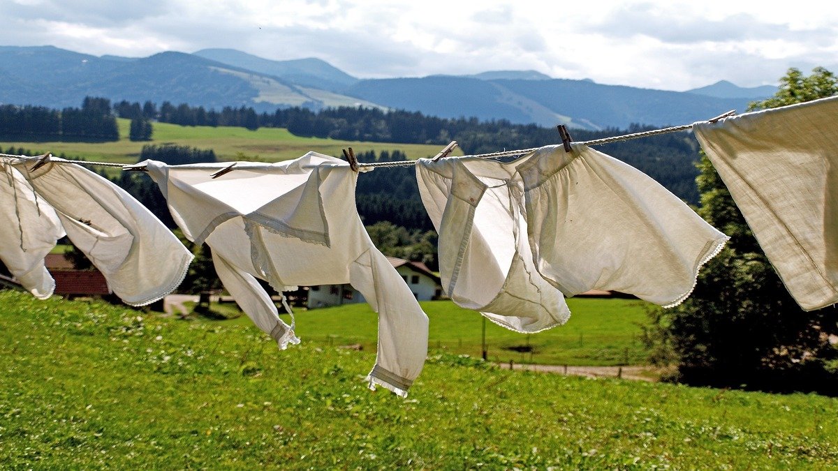 dry clothes outside