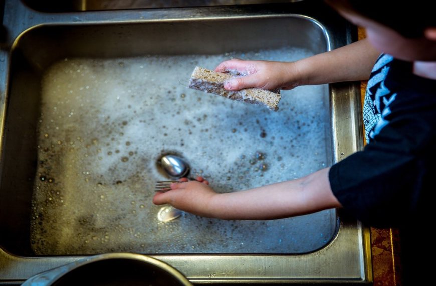 Washing Dishes vs Using Dishwasher: Which Is More Sustainable?