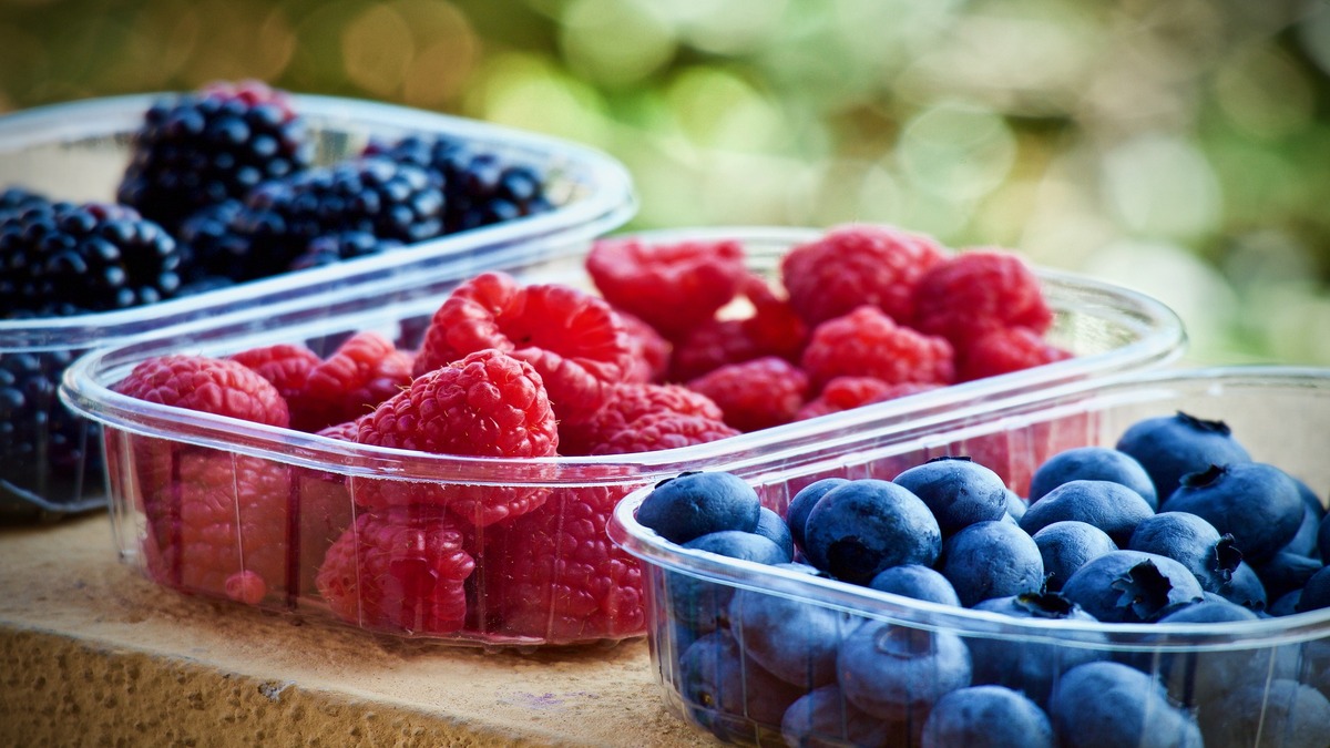 plastic berry containers with berries